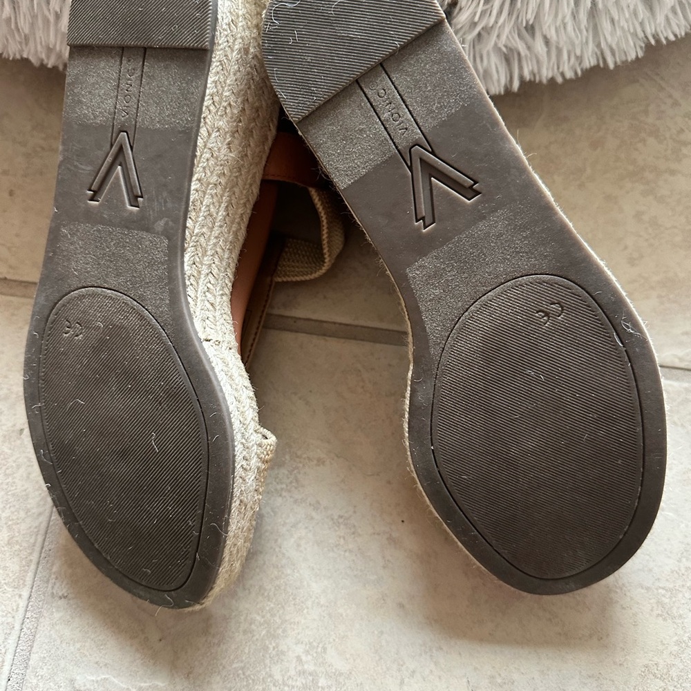 Vionic Brown and Natural Woven Leather Slingback Sandals - Picture 12 of 12